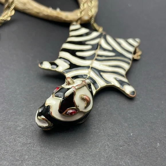 Kenneth Lane Zebra brooch vintage B17 🔥 - Picture 5 of 10